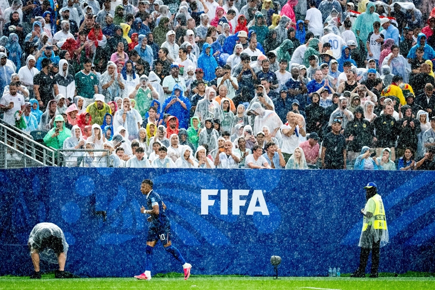 Gallery - Cổ động viên đội mưa xem các trận đấu World Cup